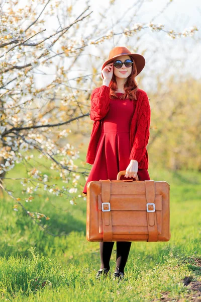Roodharige Meisje Rode Kleding Hoed Met Koffer Cherry Blossom Tuin — Stockfoto