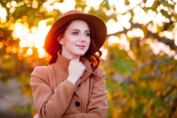 Рыжая Девушка Стильной Шляпе Пальто Ходьба Осенью Открытом Воздухе — стоковое фото