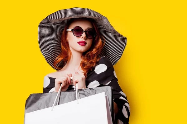 Mujer Pelirroja Gafas Sol Sombrero Sosteniendo Bolsas Compras Sobre Fondo —  Fotos de Stock