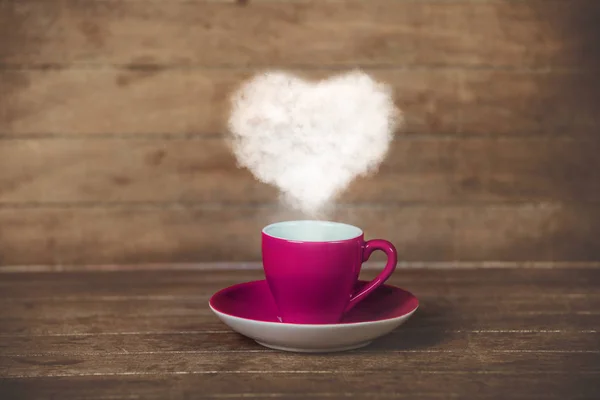 Tazza Caffè Rosa Con Vapore Forma Cuore Sul Tavolo Legno — Foto Stock