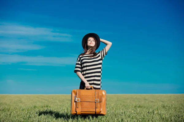 Junges Mädchen Mit Hut Und Koffer Steht Sommerlichen Weizenfeld Bei — Stockfoto
