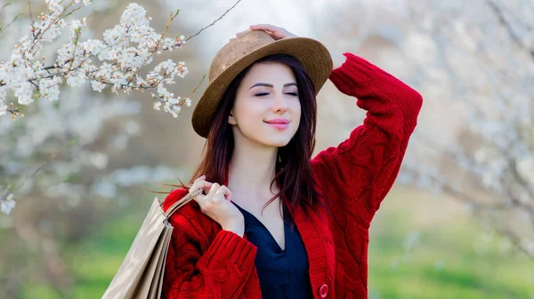 Ung Flicka Med Hatt Och Shopping Väska Blossom Grön Trädgård — Stockfoto