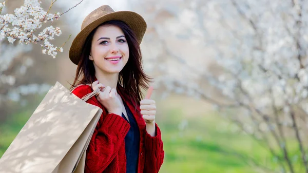 Mladá Dívka Kloboukem Nákupní Taška Blossom Green Garden Jaře — Stock fotografie