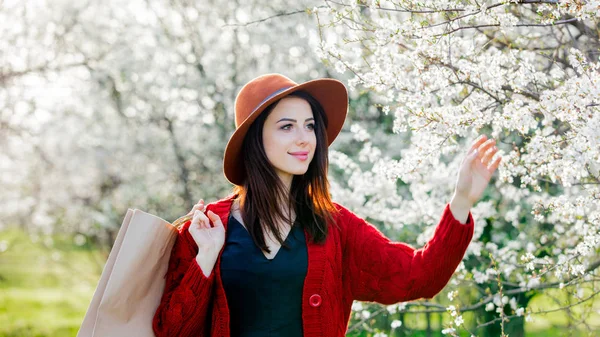 Молодая Девушка Шляпе Сумке Цветущем Зеленом Саду Весной — стоковое фото