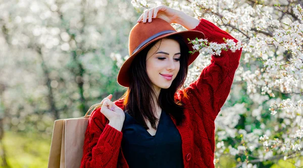 Mladá Dívka Kloboukem Nákupní Taška Blossom Green Garden Jaře — Stock fotografie