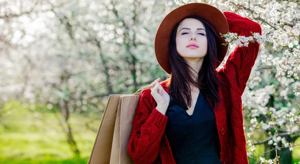 Giovane Ragazza Con Cappello Shopping Bag Fiore Giardino Verde Primavera — Foto Stock