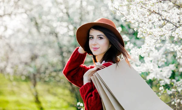 Giovane Ragazza Con Cappello Shopping Bag Fiore Giardino Verde Primavera — Foto Stock
