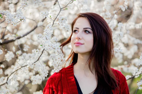 Junges Mädchen Roter Strickjacke Blühenden Bäumen Garten Frühling — Stockfoto