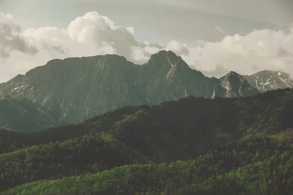 Pologne Les Montagnes Tatry Printemps Avec Nuages Forêt Verte — Photo