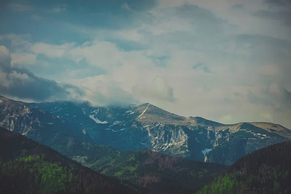 Poland Tatry Berge Frühling Mit Wolken Und Grünem Wald — Stockfoto