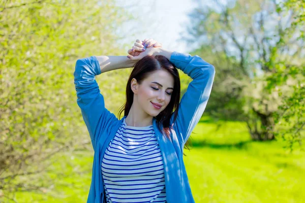 Giovane Ragazza Abiti Blu Giardino Primaverile Giornata Sole — Foto Stock