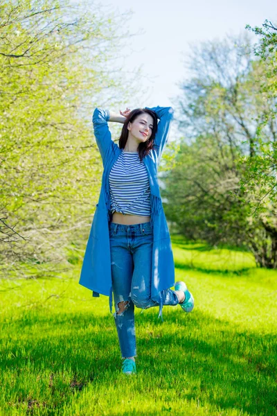 Chica Joven Ropa Azul Jardín Primavera Día Soleado —  Fotos de Stock