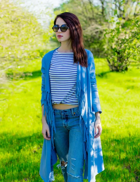 Junges Mädchen Blauer Kleidung Frühlingsgarten Sonniger Tag — Stockfoto