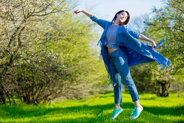 Chica Joven Ropa Azul Jardín Primavera Día Soleado — Foto de Stock