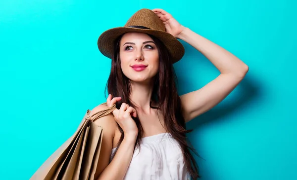 Menina Chapéu Com Sacos Compras Fundo Azul — Fotografia de Stock