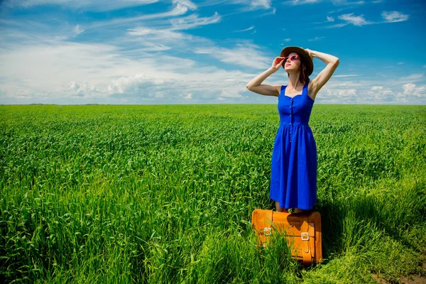 Krásná Rusovláska Dívka Kufrem Stojící Pšeničné Pole Letní Sezóně — Stock fotografie