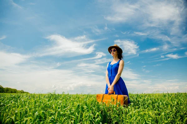 Красивая Рыжая Девушка Чемоданом Стоящая Пшеничном Поле Летний Сезон — стоковое фото