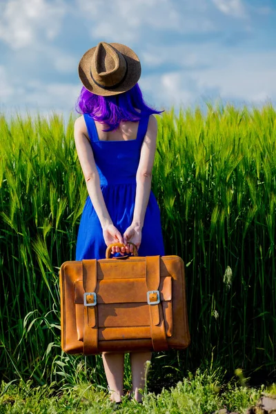 Красива Дівчина Валізою Пшеничному Полі Літній Сезон Вид Ззаду — стокове фото