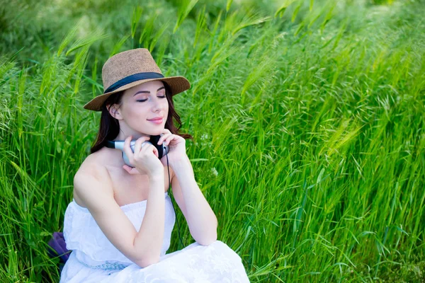 Menina Bonita Com Fones Ouvido Campo Trigo Temporada Verão — Fotografia de Stock