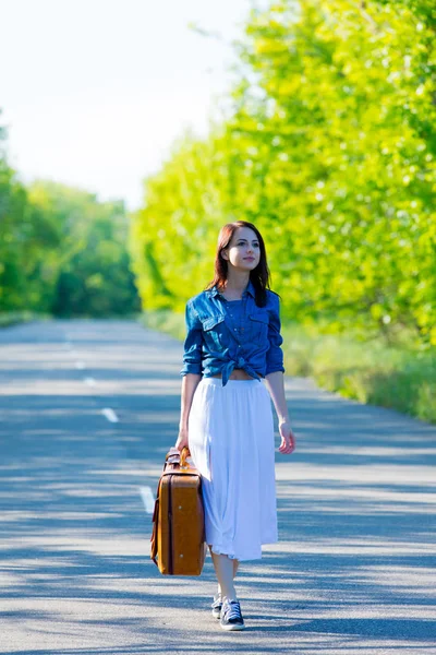 美丽的紫色头发女孩与手提箱在路在夏天季节 — 图库照片