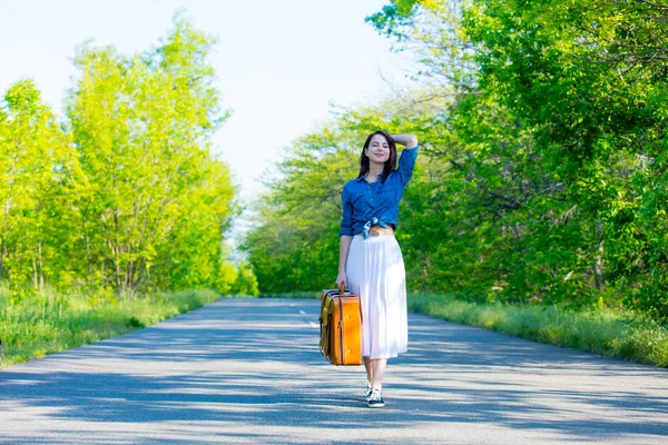 Bella Ragazza Capelli Viola Con Valigia Strada Nella Stagione Estiva — Foto Stock