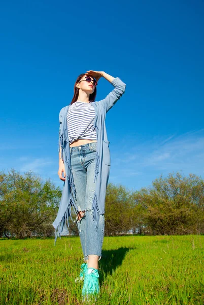 穿蓝色衣服的红发女孩在春季户外 — 图库照片