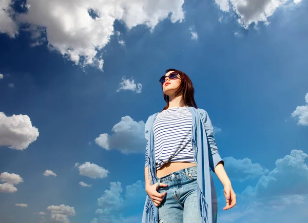 Jonge Stijl Roodharige Meisje Moderne Kleding Blauwe Hemel Met Wolken — Stockfoto