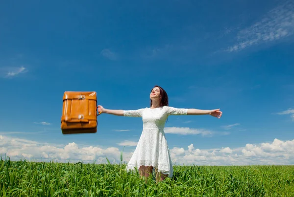 Bella Ragazza Rossa Con Valigia Campo Grano Nella Stagione Estiva — Foto Stock