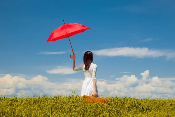 Mooie Roodharige Meisje Met Koffer Paraplu Staande Tarweveld Zomer Seizoen — Stockfoto