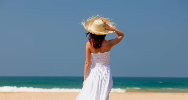 Menina Chapéu Vestido Branco Olhando Para Costa Mar Sri Lanka — Fotografia de Stock