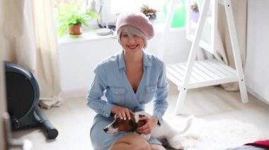 Genç kız pembe saçlı ve bere ile köpek vasıl ev. Trendy tarzı kıyafetler 