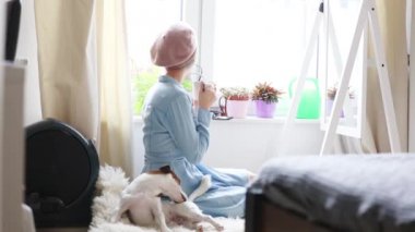 Genç kız pembe saçlı ve bere ile köpek vasıl ev. Trendy tarzı kıyafetler 
