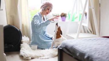 Genç kız pembe saçlı ve bere ile köpek vasıl ev. Trendy tarzı kıyafetler 