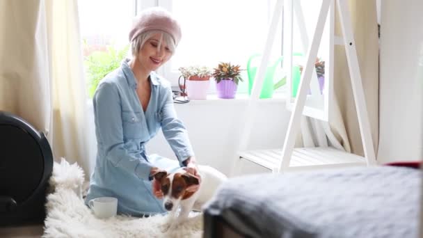 Giovane Ragazza Con Capelli Rosa Berretto Con Cane Casa Vestiti — Video Stock