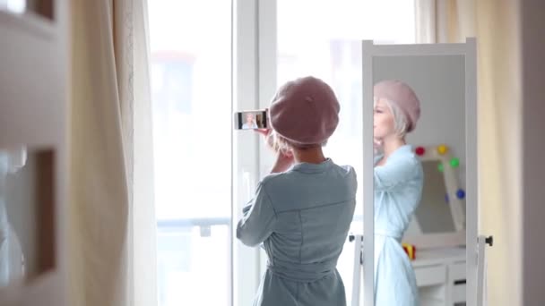 Молода Дівчина Береті Короткими Волоссям Використовуючи Мобільний Телефон Вдома — стокове відео