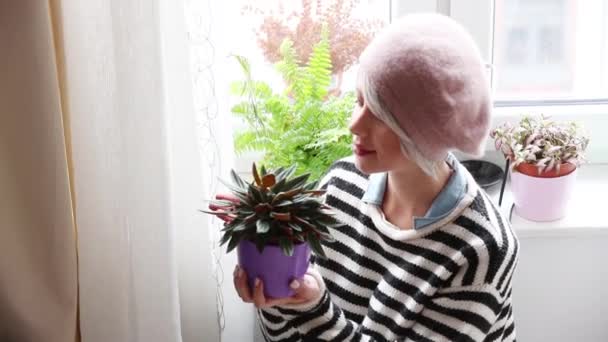 小女孩拿着盆栽与植物在家附近的窗口 — 图库视频影像