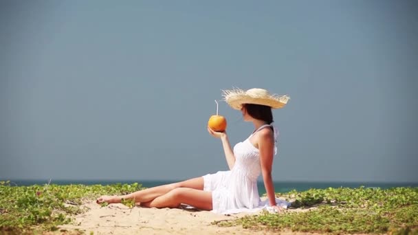 Giovane Ragazza Cappello Vestito Bianco Guardando Costa Del Mare Sri — Video Stock