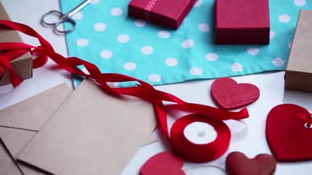 Händer som håller kuvert med ett hjärta — Stockvideo