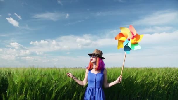 Hermosa Chica Pelo Morado Con Molinillo Campo Trigo Temporada Verano — Vídeo de stock