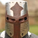 Bewaffneter Ritter mit Helm