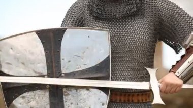 kılıç ve kalkan silahlı knight