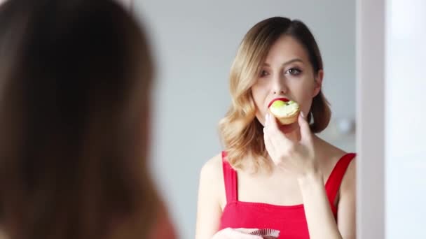 Jeune rousse femme manger un gâteau — Video