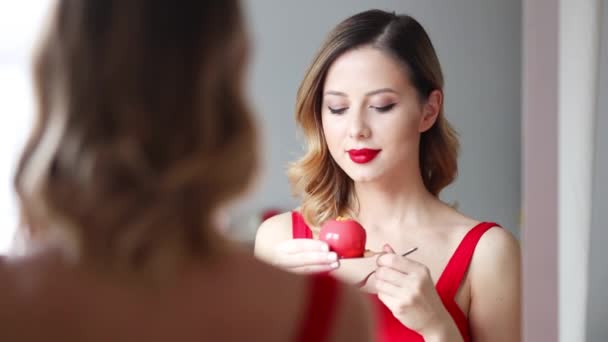 Giovane rossa donna mangiare una torta — Video stock gratuito