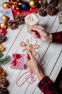 Zencefilli kurabiye adam kurabiye kaydırma eller
