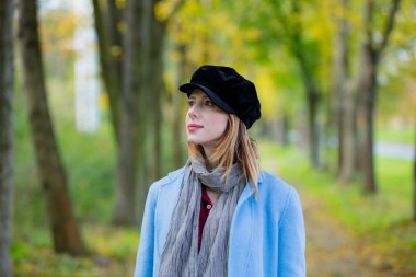 palto ve şapka bir parkta kız.