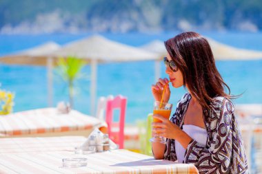 Güzel turist kadın bir juse içme