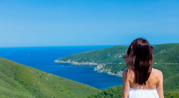 Menina olhando para uma linha de costa do mar na Grécia — Fotografia de Stock