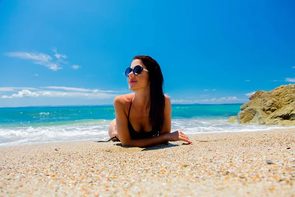 Joven hermosa chica en bikini rosa en una playa —  Fotos de Stock