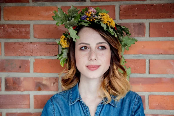 Jovem ruiva mulher com folhas de carvalho grinalda — Fotografia de Stock