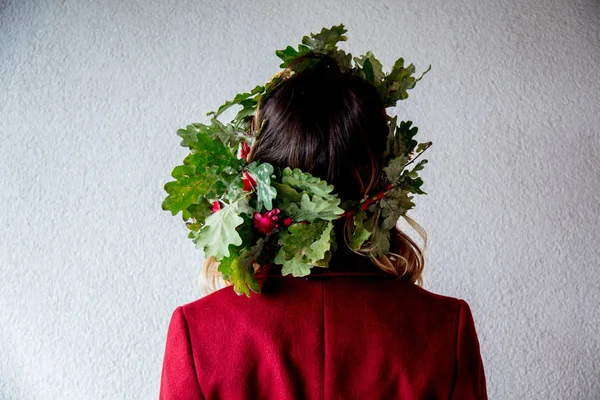 Back side of a head with oak leaves wreath — Stock Photo, Image